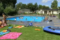 Het buitenzwembad op DroomPark Molengroet