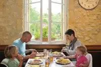 Met je gezin lekker eten in het restaurant