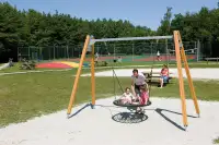 Kinderen spelen in de speeltuin