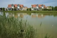 Verschillende villa's langs het water