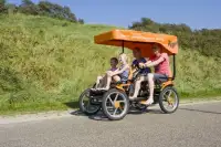 Mensen rijden over het park