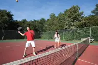 Mensen tennissen op het park