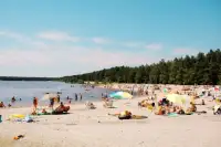 Mensen liggen op het strand