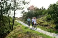 Mensen ontdekken de omgeving op de fiets