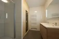 Moderne badkamer in 1 van de ruime appartementen