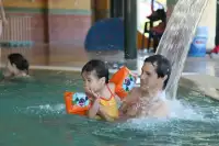 Samen met je kleintje lekker zwemmen in het zwembad