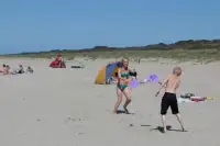 Kinderen spelen op het strand
