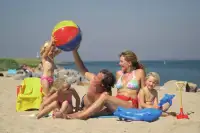 Kinderen spelen op het strand aan de Zeeuwse kust
