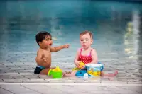 De allerkleinste spelen in het peuterbad 