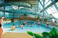 Mensen zwemmen in het Tropisch zwembad