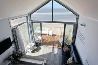 Het interieur van 1 van de strandhuisjes