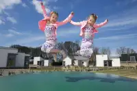 Kinderen springen op de springkussen