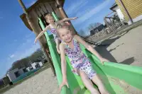 kinderen spelen in 1 van de speeltuinen op Roompot Strandpark Duynhille