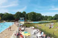 Openluchtzwembad met ligweide naast Landal Twenhaarsveld