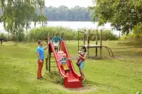 Kinderen spelen in de speeltuin op vakantiepark Beekse Bergen