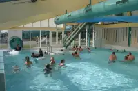 Mensen zwemmen in het zwembad