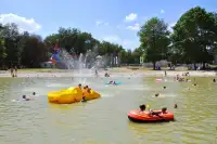 Mensen zwemmen in het waterplas