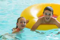 Kinderen beleven een hoop plezier in het zwembad