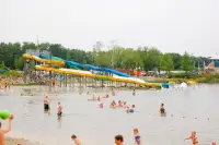 Het strandbad met glijbanen