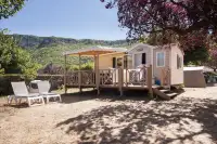 1 van de vrijstaande mobile homes met eigen terras