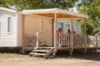 Het terras bij 1 van de Mobile homes