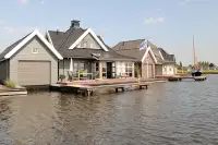 Restaurant met terras aan het water