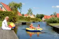 Kinderen varen op het IJselmeer