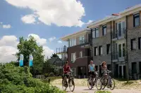 Met een waterfiets kun je tussen de bungalows fietsen