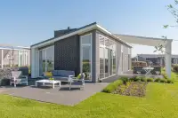 De luxe bungalows aan het water op Waterrijk Oesterdam