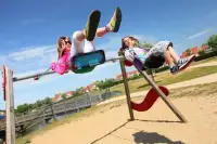 Kinderen spelen in de speeltuin
