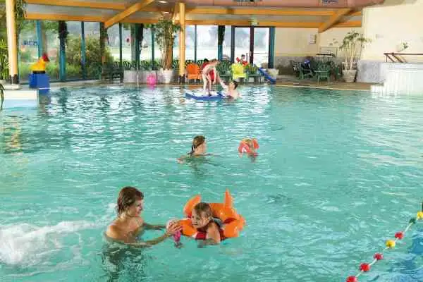 Zwembad op vakantiepark Landal Stroombroek